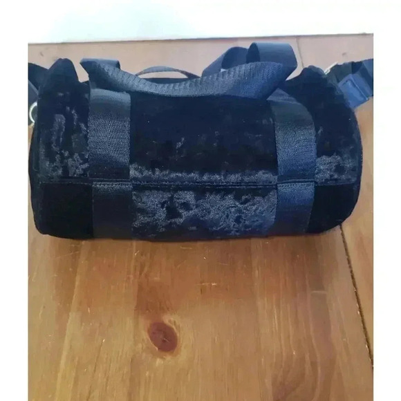 Madden NYC Steve Madden black velvet crossbody handbag medium size zip closure‎ - Picture 4 of 6